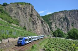 Dieseltriebwagen LINT 81 vlexx Baureihe 620 im Nahetal am Rotenfels-Massiv bei Bad Münster am Stein